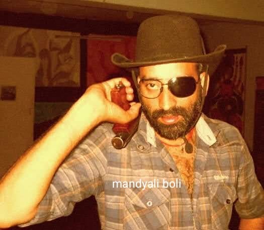 From Vallabh Government College to a theatre diploma at Himachal Sanskrit Shodh Sansthan, Deep’s artistic roots were nurtured in Mandi. 🎤 This is where the seeds of Relu Ram were sown.