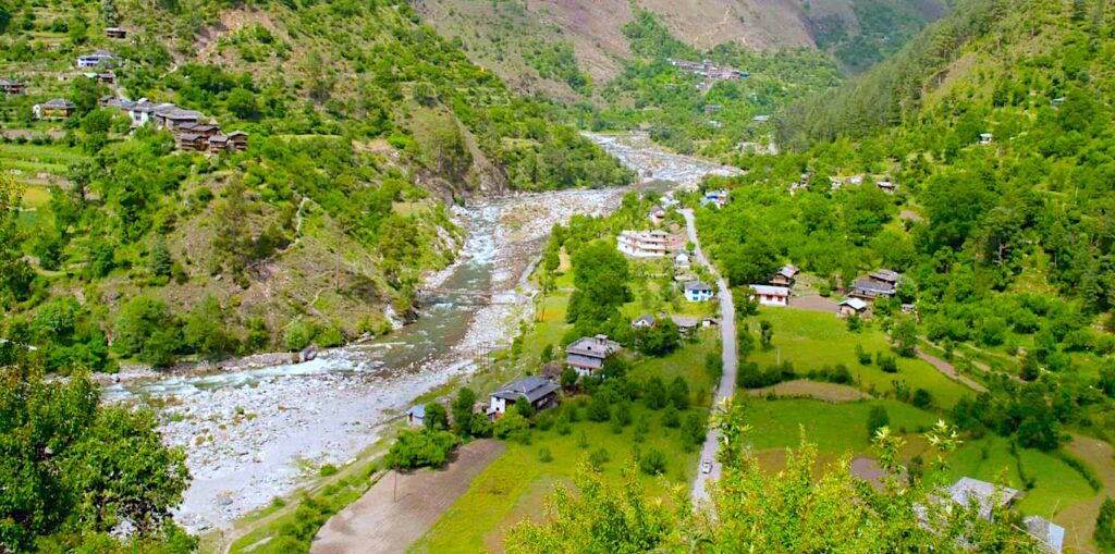 Picturesque Gushaini village situated on the banks of the Tirthan River, Himachal Pradesh.