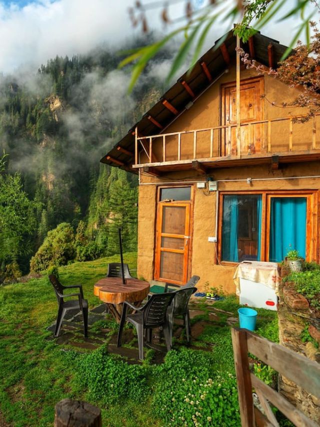 Traditional Kath-Kuni style wooden homestay in Jibhi, Himachal Pradesh, offering a peaceful retreat.